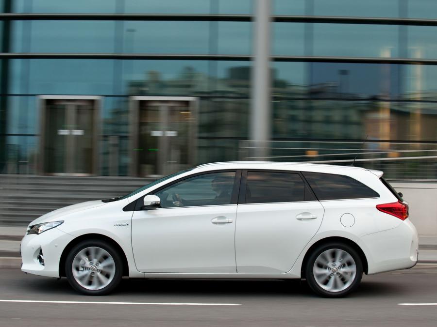  Toyota Auris Touring Sports Hybrid 2013 года  (UK) (фото 20 из 25)